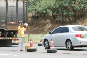 Obra da reforma da Ponte do Paranazão está dentro do cronograma diz Dnit Ambulante aproveita a demora na fila para faturar vendendo água e sucos (Foto: Ricardo Ojeda)