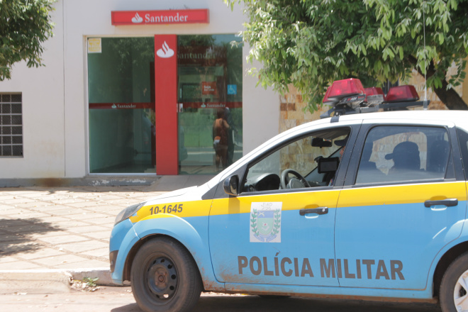 Caixa eletrônico do Santander amanhece arrombado em Três Lagoas Tão logo o fato foi denunciado, equipe da Polícia Militar foi ao local para verificar alguma pista que leve a identificar o autor da tentativa de arrombamento (Foto: Ricardo Ojeda)
