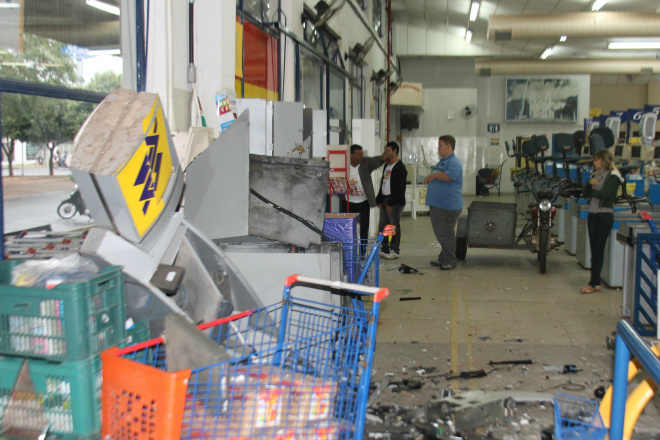 Caixa eletrônico do Santander amanhece arrombado em Três Lagoas Em junho do ano passado o terminal eletrônico do Banco do Brasil, instalado nas dependências do supermercado Abevê foi explodido pelos ladrões que levaram grande quantia de dinheiro (Foto: Arquivo/Ricardo Ojeda)