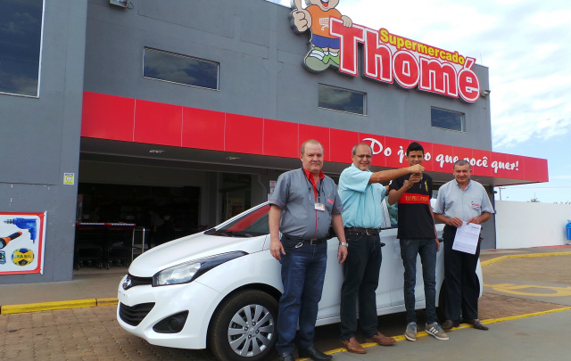 Supermercado Thomé entrega carro zero a estudante ganhador de promoção Acompanhado pelos gerentes da lojas, o empresário Leandro Thomé faz a entrega do veiculo HB 20 ao estudante, Daniel Luan Faria, de 16 anos, que foi sorteado na promoção Você de Carro Zero. (Foto: Ricardo Ojeda).