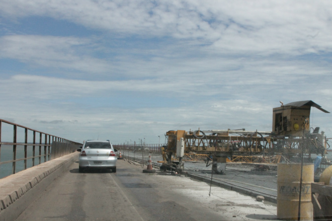 Uma via da ponte o serviço de croncretagem já está quase concluído (Foto: Ricardo Ojeda)
