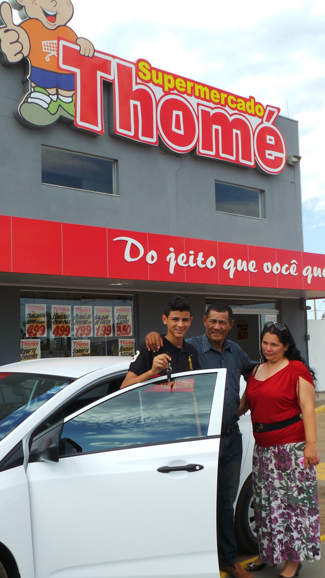 Supermercado Thomé entrega carro zero a estudante ganhador de promoção Junto com os pais, que têm formação evangélica, o estudante disse que vai vender o veículo e aplicar o dinheiro para custear seus estudos. (Foto: Ricardo Ojeda).