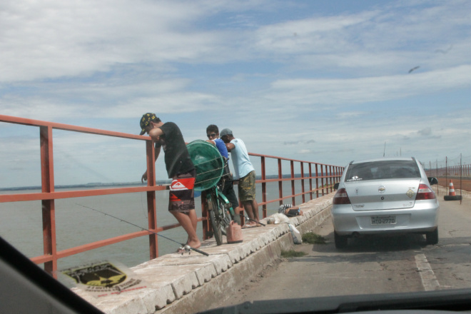 Indiferente ao perigo, pescadores dividem espaço da ponte com veículos (Foto: Ricardo Ojeda)