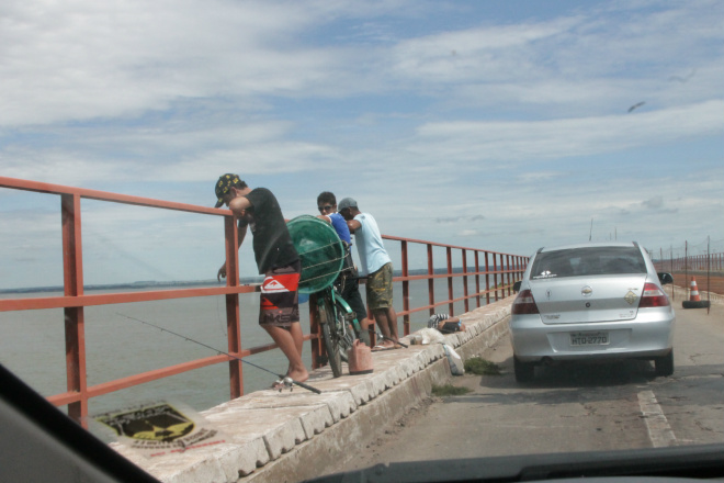 Obra da reforma da Ponte do Paranazão está dentro do cronograma diz Dnit Indiferente ao perigo, pescadores dividem espaço da ponte com veículos (Foto: Ricardo Ojeda)