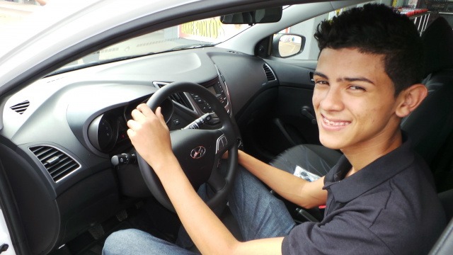 Supermercado Thomé entrega carro zero a estudante ganhador de promoção Daniel Luan Faria sentou no lado do motorista do veículo para sentir o gostinho do carro 0 KM. (Foto: Ricardo Ojeda).