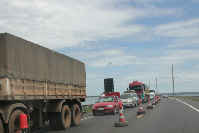 Obra da reforma da Ponte do Paranazão está dentro do cronograma diz Dnit Motoristas na fila do lado de Mato Grosso do Sul ficam impacientes aguardando a liberação da via (Foto: Ricardo Ojeda)