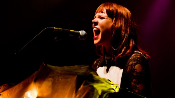 Kate Nash mostra fase de mais peso e vê show tomado por 'coraçõezinhos'