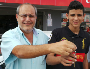 Supermercado Thomé entrega carro zero a estudante ganhador de promoção Leandro Thomé, ao entregar a chave do veiculo ao sorteado, disse que ficou muito contente com o resultado, ao ver que o veiculo vai ajudar custear a educação do estudante (Foto: Ricardo Ojeda).