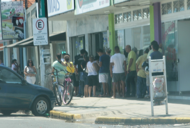 Por volta das 13hs30 havia filas em vários pontos de atendimento bancário e muita movimentação no comércio de Três Lagoas (Foto: Ricardo Ojeda) 
