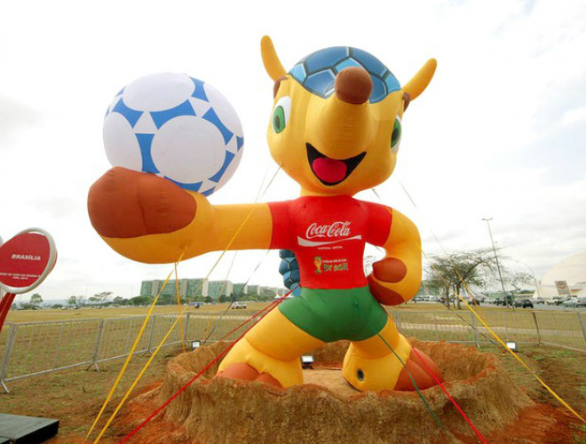 Vários mascotes foram colocados nas cidades-sedes para promover a votação  (Foto: Glauber Queiroz)