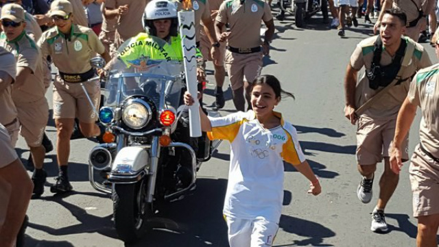 A refugiada síria Hanan Daqqah, de 12 anos de idade e que vive no Brasil desde 2015, foi uma das primeiras condutoras da tocha olímpica no País.(Foto: Portal Brasil)