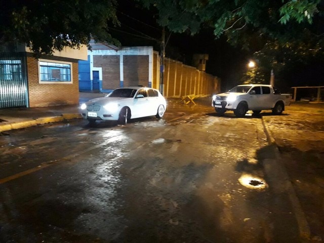 Deixam presídio em Campo Grande outros dois presos na 5ª fase da Operação Lama Asfáltica Jodascil e João Paulo saem do Presídio Militar, em Campo Grande, na caminhonete, acompanhados pelo advogado que está no veículo da frente (Foto: Jeferson Ageitos/TV Morena)