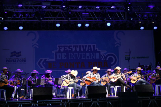 Festival em Ponta Porã retorna em 2015 Apresentação da Orquestra de Viola de São Gonçalo, de Amambai, no primeiro dia de Festival (Fotos: João Carlos Castro/Mandala)