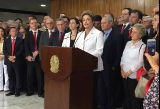 Dilma Rousseff foi acompanhada por apoiadores de seu governo durante o pronunciamento. (Foto: Reprodução/ Facebook)