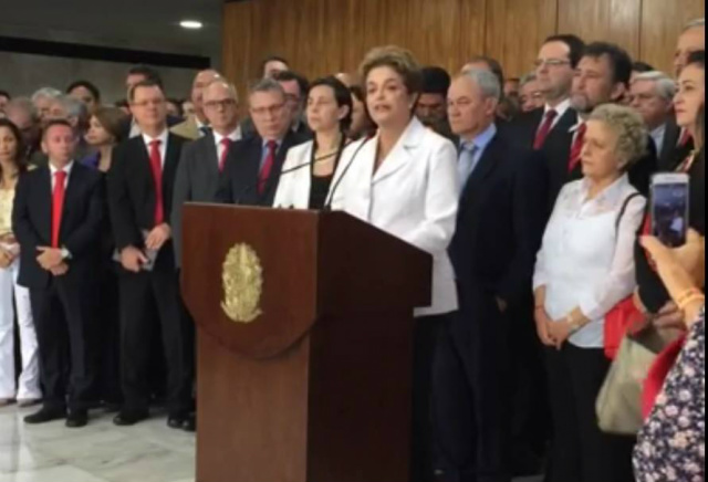 Em discurso após afastamento, Dilma diz que é alvo de sabotagem Dilma Rousseff foi acompanhada por apoiadores de seu governo durante o pronunciamento. (Foto: Reprodução/ Facebook)
