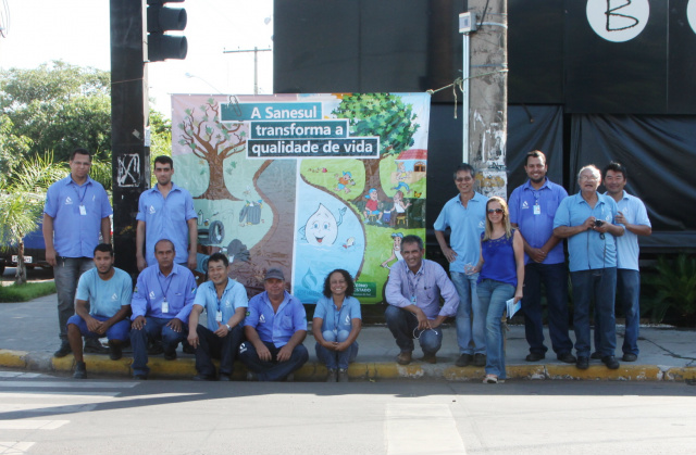 Funcionários da Sanesul participaram de pedágio realizado para a conscientização do Dia Mundial da Água (Foto: Daniela Silis) 