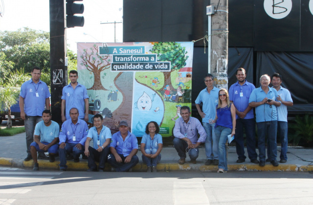 Conscientização do consumo de água é realizada em semáforo de Três Lagoas Funcionários da Sanesul participaram de pedágio realizado para a conscientização do Dia Mundial da Água (Foto: Daniela Silis)
