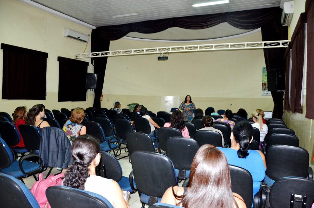 Formação Continuada oferece dicas aos professores na produção e correção de textos Capacitação foi ministrada pela professora Luciana Rueda Soares e tem apoio da Semec. (Foto: Assessoria)