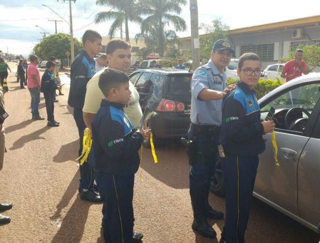 Ações do "Maio Amarelo" são realizadas por crianças com Blitz educativa As crianças tiveram apoio de policiais do 14º BPMRv (Polícia Militar Rodoviária Estadual) de Três Lagoas. (Foto: 14º BPMRv)