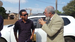 Imbróglio político ameaça tirar Maria Fumaça histórica do pátio da NOB Promotor Antonio Carlos em conversa com o engenheiro responsável pelo DNIT na cidade, Milton Marinho (Foto/Perfil News)