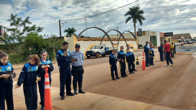 Ações do "Maio Amarelo" são realizadas por crianças com Blitz educativa Com faixas e panfletos, as crianças passaram informações sobre o trânsito seguro. (Foto: 14º BPMRv)