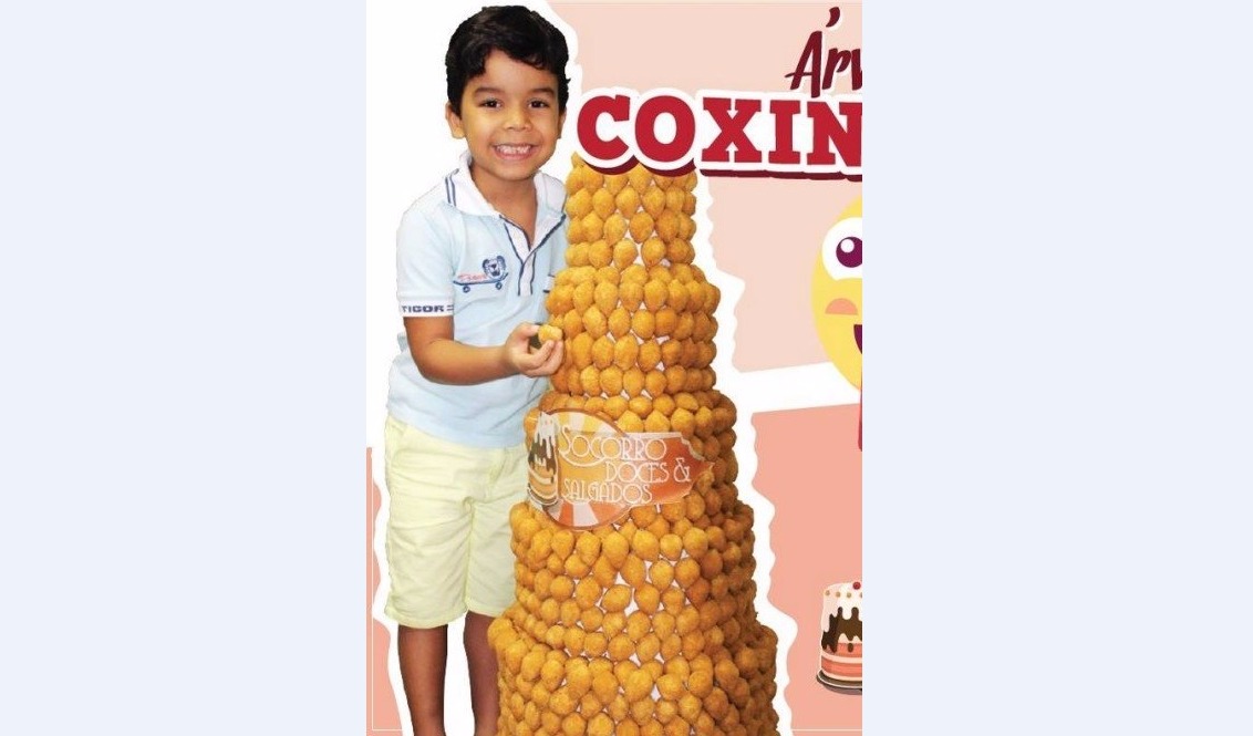 Loja cria e vende árvore de Natal com coxinhas Árvore de coxinha Foto: Reprodução/Facebook