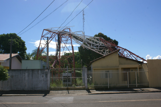 Lembrança dos destroços da torre da Claro que caiu com um vendaval no dia 28 de novembro de 2010
Foto: Arquivo Perfil/News