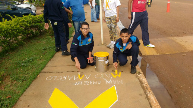 Ações do "Maio Amarelo" são realizadas por crianças com Blitz educativa Pintura na calçada em frente ao Crase. (Foto: 14º BPMRv)