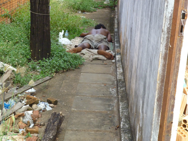 Além do entulho as residências atingidas servem de abrigo para moradores de rua
Foto: Adriano Vialle