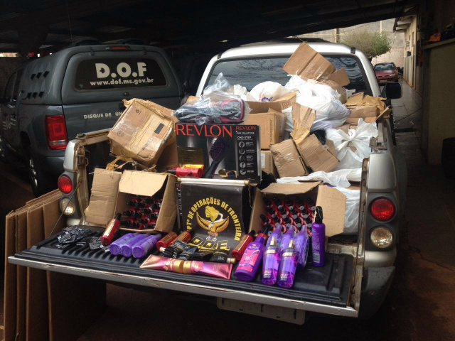 DOF apreende carga de cosméticos avaliada em mais de R$ 100 mil Foram apreendidos shampoo, condicionador, colônias, perfumes, cremes e produtos de estética facial. (Foto: Assessoria)