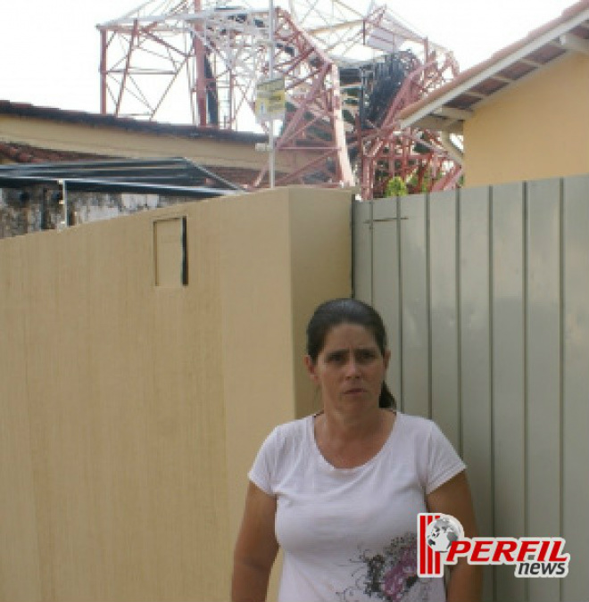 Claro é condenada a pagar R$ 50 mil, alguns moradores ainda reclamam do descaso Mônica Dias Latta que teve a casa recuperada que perdeu a visão após ter seus psicológico afetado através da queda da torre
Foto: Arquivo/Perfil News