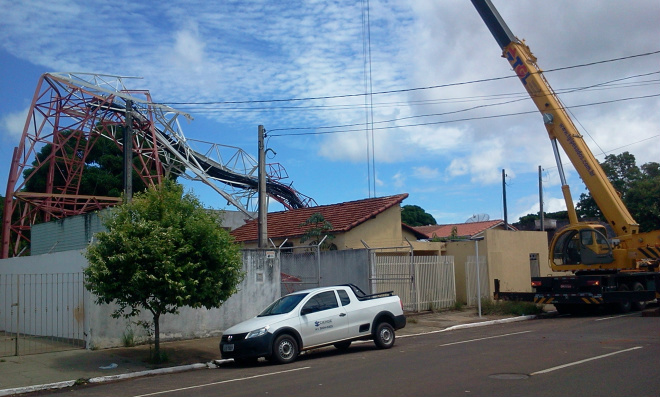 Claro é condenada a pagar R$ 50 mil, alguns moradores ainda reclamam do descaso Torre da Claro sendo retirada
Foto: Arquivo/Perfil News