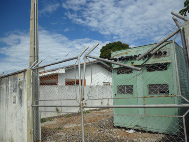 Claro é condenada a pagar R$ 50 mil, alguns moradores ainda reclamam do descaso Local onde era instalado a torre da Claro
Foto: Adriano Vialle
