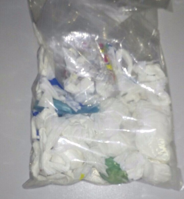 Traficante zomba da polícia em grupos de Whats e acaba preso com o pai em MS Droga apreendida na casa do suspeito de postar fotos com armas e áudio zombando da polícia (Foto: Polícia Civil/Divulgação)