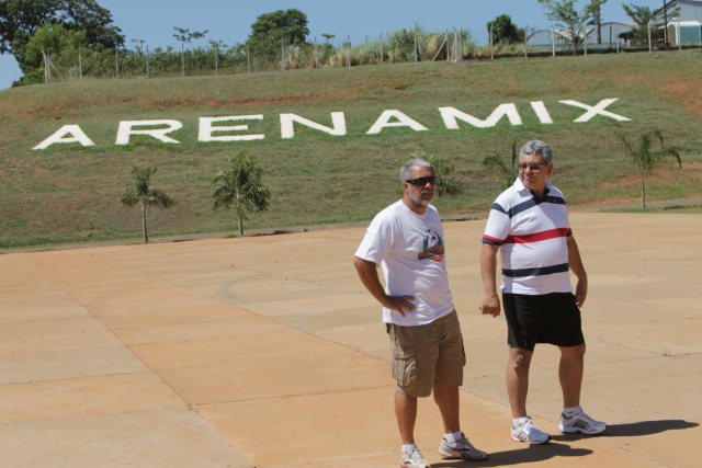 Arena Mix já recebe reformas para a abertura do Brasileiro de Motocross Promotor Antonio Carlos e Ricardo Ojeda supervisionando obras de reforma do Espaço Arena Mix (Foto: Nelson Roberto)