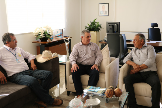 O deputado estadual Angelo Guerreiro (ao centro) durante reunião com o Diretor Presidente e o Diretor Regional da Sanesul na manhã dessa quinta-feira (12) (Foto: Assessoria)