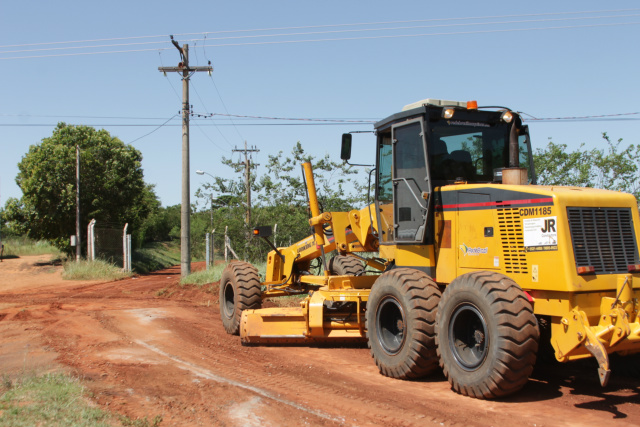 Arena Mix já recebe reformas para a abertura do Brasileiro de Motocross Entrada pelos fundos do Arena Mix recebendo obras de asfaltamento (Foto: Nelson Roberto)