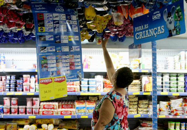 Ovos de Páscoa tem menor procura em 2016 Consumidores procuram pesquisar preços antes de comprar os ovos de chocolate (Foto: Daniela Silis)