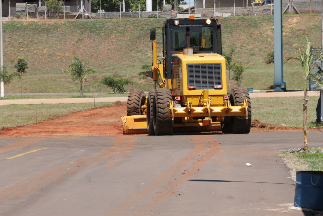 Arena Mix já recebe reformas para a abertura do Brasileiro de Motocross Abertura de nova rua com construção de asfalto próximo ao palco (Foto: Nelson Roberto)