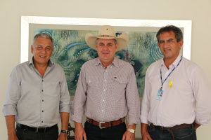 O Diretor Presidente da Sanesul (àesquerda), o deputado Angelo Gurreiro (ao centro) e o Diretor Regional em Três Lagoas (à direita) (Foto: Assessoria)