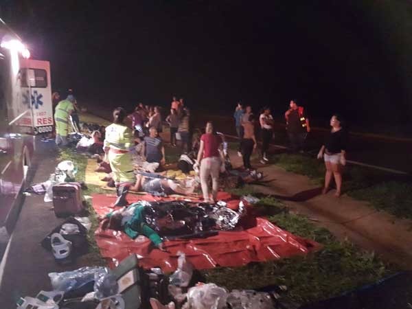 Equipes de resgate fizeram um mutirão para atender os feridos. (Fotos: Assis City).
