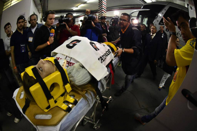 Aproximadamente 20 torcedores se machucaram no acidente (Foto: Gazeta Press)