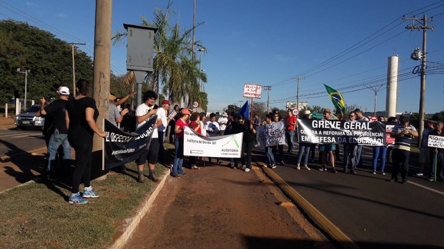 Trabalhadores da educação fazem manifestação na Ranulpho nesta manhã Movimento interrompeu parcialmente a Ranulpho Marques Leal. Foto recebida de leitor.