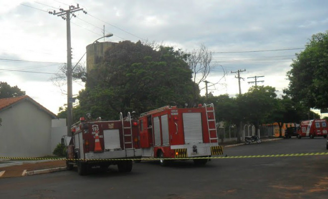 Bombeiros de Bataguassu atende mais uma ocorrência de vazamento químico Bombeiros isolaram o local de acesso à estação de tratamento com várias viaturas (Foto: Tiago Apolinário/Perfil News)