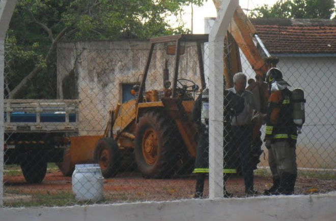 Equipe dos bombeiros tiveram que usar trajes especiais para atender a ocorrência (Foto: Tiago Apolinário/Perfil News)
