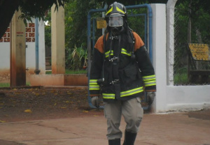 Após vistoriar a estação soldado do Corpo de Bombeiro, usando trajes específico para atendimento químico deixa o local... 