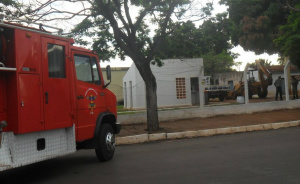Bombeiros de Bataguassu atende mais uma ocorrência de vazamento químico ... enquanto as viaturas foram removidas para liberar a passagem de veículos pela via (Foto: Tiago Apolinário)