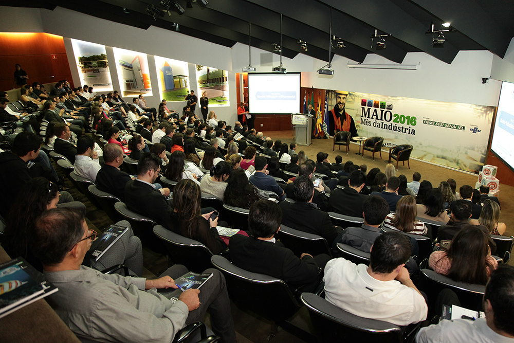 Na abertura das palestras do Mês da Indústria, 2º vice-presidente da Fiems destaca busca para produzir de forma competitiva A palestra sobre “Direito Tributário e Empresarial” foi ministrada pelos advogados Demetrius Nichele Macei, Rodrigo Santos Masset Lacombe e Lucas Gomes Mochi, que abordaram temas relativos ao setor industrial. (Foto: Assessoria