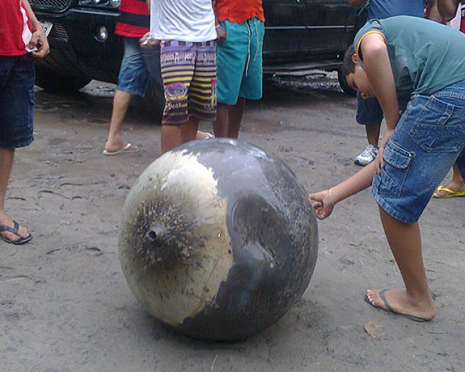 Esfera de metal cai do céu no interior do Maranhão A esfera caiu no município de Anapurus, no interior do Maranhão, que tem cerca de 13 mil habitantes
Foto: Divulgação