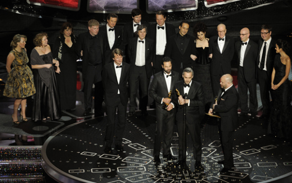 Equipe do filme 'O discurso do rei' recebe o prêmio de melhor filme no Oscar